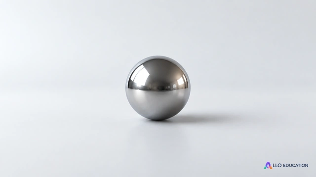 Une bille métallique unique isolée sur fond neutre, sans texte, badge ou trace chiffrée.